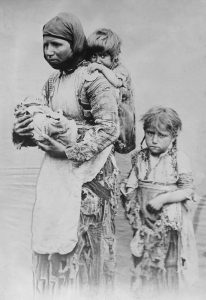 Armenian_woman_and_her_children_from_Geghi,_1899_(edit)