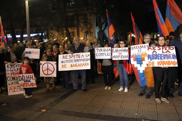 MON01. MONTEVIDEO (URUGUAY), 13/04/2016.- Manifestantes con carteles y banderas alusivas a Armenia y Nagorno Karabaja protestan hoy, miércoles 13 de abril de 2016, en Montevideo (Uruguay). Centenares de integrantes de la colectividad armenia del Uruguay se reunieron hoy en el centro de Montevideo para alertar sobre la situación del territorio de Nagorno Karabaj, cuya población de origen étnico armenio reclama su independencia de Azerbaiyán, que en estos días es escenario de un conflicto bélico entre ese país del Cáucaso y Armenia. EFE/Juan Ignacio Mazzoni