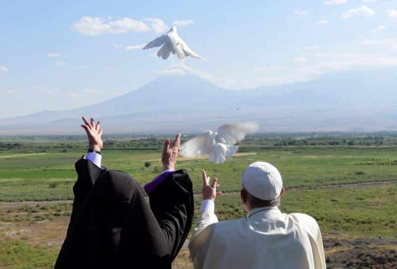 Pope releases doves toward Turkey from Khor Virap monastery in Armenia