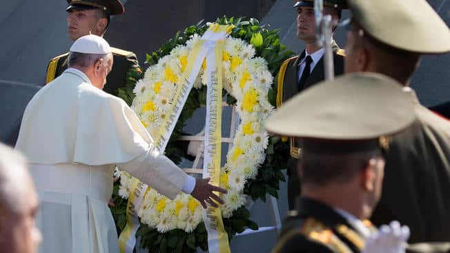 (VIDEO) Pope Francis visits Armenian genocide memorial