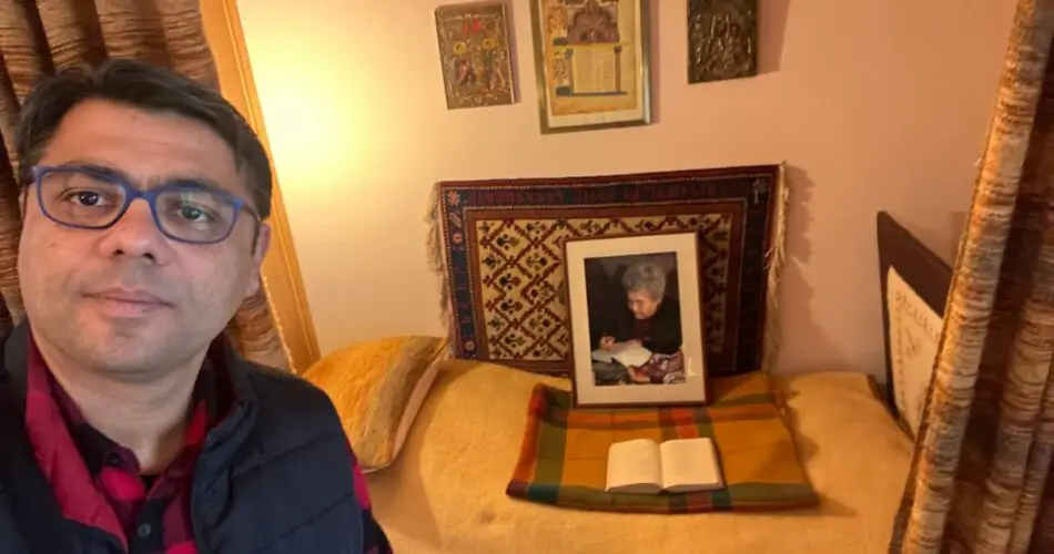 Garo Kotchounian photo next to Silva Kaputikyan bed